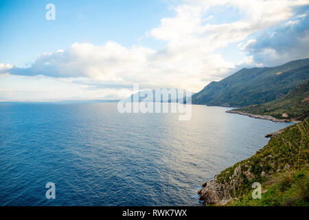 Blick auf die Berge und blaues Meer in der Italienischen Naturpark oder Riserva dello Zingaro in Sizilien, Italien Stockfoto