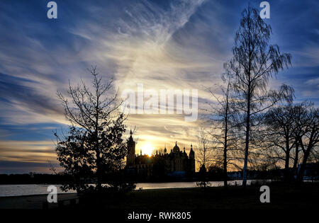 Das Schweriner Schloss mit Sonnenuntergang am Abend. Mecklenburg-Vorpommern, Deutschland Stockfoto