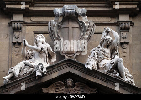 Statuen der Hoffnung und der Armut zu beiden Seiten der Arme des Theatine um an der Fassade der Kirche Santi Michele e Gaetano in Florenz sitzt Stockfoto