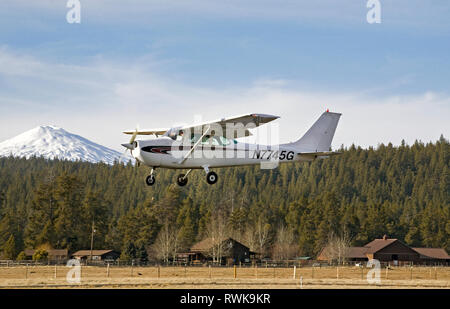 Eine einzelne - Motor, Single Wing Cessna Skyhawk, der beliebtesten kleinen Flugzeugen unter pilot Ausbilder in der Welt, macht berühren und Landungen auf einem Sm gehen Stockfoto