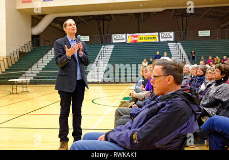 Verantwortliche der US-Senator von Illinois Ron Wyden, hält ein Town Hall Meeting in Bend, Oregon. Stockfoto