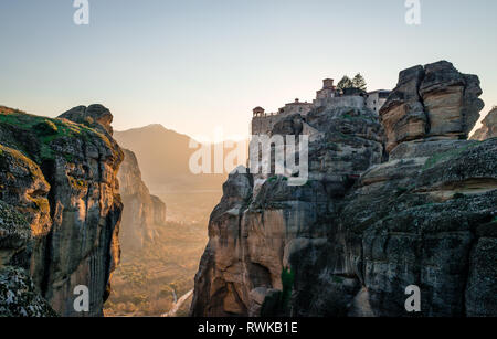 Meteora ist eine Felsformation im Zentrum von Griechenland, Hosting eines der größten und bedeutendsten jäh errichtet Komplexe von orthodoxen Klöstern. Stockfoto