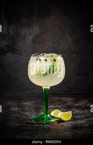 Erfrischende Sommer alkoholfreien Cocktail Margarita mit gestoßenem Eis und Zitrusfrüchte Stockfoto