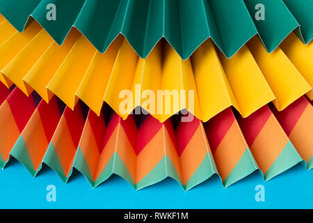 Bunte Papier Ornamente auf blauem Hintergrund Stockfoto