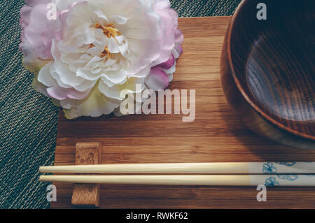 In der Nähe von japanischen Stil tablewear und Pfingstrose Dekor Stockfoto