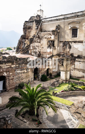 Kirche San Francisco El Grande mit Hinterhof und Sonnenschein, Antigua, Guatemala Stockfoto