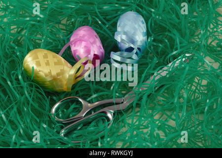 Pastellfarbenen Kugeln der Band in Form von Eiern und Schere für Ostern und Frühling CRAFT-Projekte Stockfoto