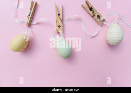 Viele Ostereier im trendigen Pink Pastel Hintergrund. Eier sind von Hand gezeichnet. Flach Stil. Blick von oben auf die Ostereier in verschiedenen Mustern gefärbt. Verschiedene Stockfoto