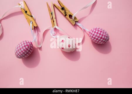 Viele Ostereier im trendigen Pink Pastel Hintergrund. Eier sind von Hand gezeichnet. Flach Stil. Blick von oben auf die Ostereier in verschiedenen Mustern gefärbt. Verschiedene Stockfoto