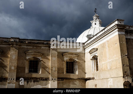 Kirche San Francisco El Grande mit Sonnenschein und dramatische cloudscape, Antigua, Guatemala Stockfoto