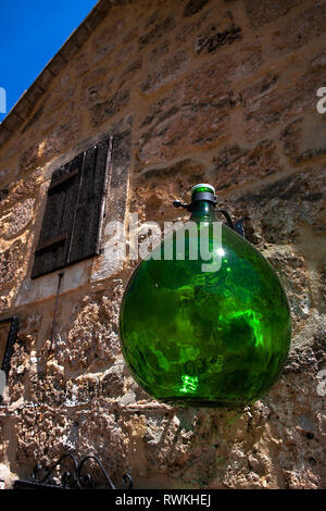 Eine grüne Flasche an der Wand hängen: Skradinski buk, Nationalpark Krka, Kroatien Stockfoto