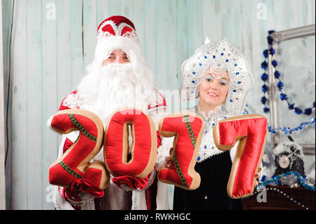 Russische Weihnachten Zeichen: Ded Moroz Santa und Snegurochka Schnee Mädchen. Stockfoto