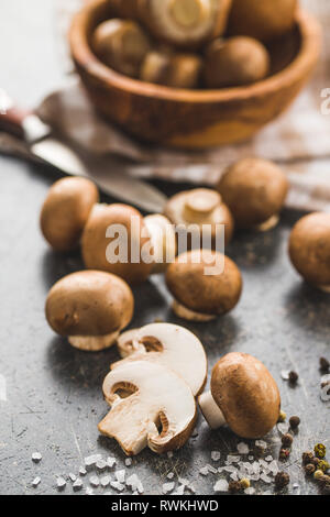 Frisch geschnittenen champignon Pilze auf dem Küchentisch. Stockfoto