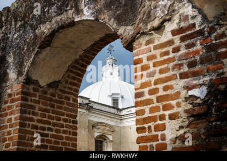 Kirche San Francisco El Grande durch einen Bogen mit Sonnenschein, Antigua, Guatemala Stockfoto