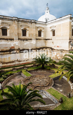 Kirche San Francisco El Grande mit Garten im Hinterhof und Sonnenschein, Antigua, Guatemala Stockfoto