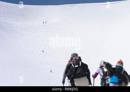 Nationalpark Gesäuse: Aufsteigend und Absteigend ski Tourer, Berg Leobner, Skitour, abwärts im Gesäuse, Steiermark, Steiermark, Österreich Stockfoto