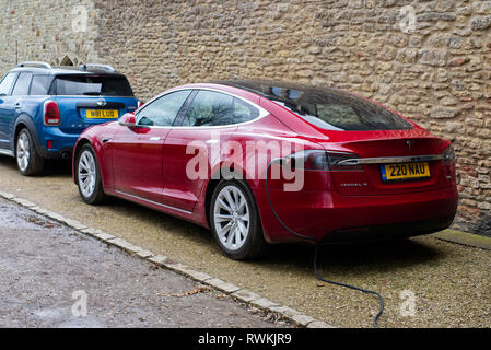 Tesla Model S90D 2017 in Wells, Somerset, UK geladen wird Stockfoto