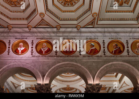 Italien, Rom, Februar 19/2019, Detail der Gemälde der letzten Päpste. Papst Franziskus beleuchtet vom Licht des Leuchtfeuers Benedikt XVI. auf seiner Seite. Stockfoto