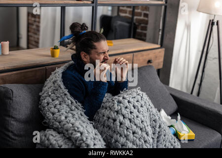 Freudlos kranken Mann mit Plaid abgedeckt Stockfoto