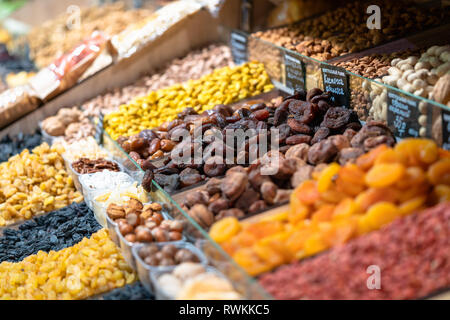 Gesundes Essen. Markt. Preis. Beeren auf Verkauf. Pflaumen. Rosinen. Vegan. Green Food. Lecker. Lecker. Vegetarisch. Gutes Essen. Hand gemacht. Home Kochen. Stockfoto