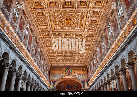 Italien, Rom, Februar 19/2019, Dach Dekorationen detail und Triumphbogen, oder Bogen der Galla Placidia. Der Päpstlichen Basilika St. Paul vor den Mauern Stockfoto