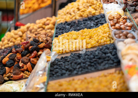 Gesundes Essen. Markt. Preis. Beeren auf Verkauf. Pflaumen. Rosinen. Vegan. Green Food. Lecker. Lecker. Vegetarisch. Gutes Essen. Hand gemacht. Home Kochen. Stockfoto