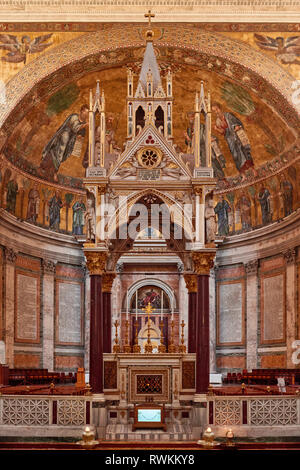 Italien, Rom, Februar 19/2019, der Päpstlichen Basilika St. Paul vor den Mauern, Ziborium, bewundernswerte Arbeit im gotischen Stil von Arnolfo di Cambio Stockfoto