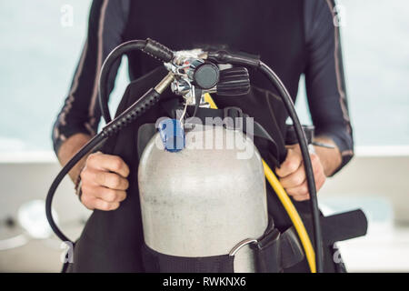 Diver bereitet seine Ausrüstung für das Tauchen im Meer Stockfoto