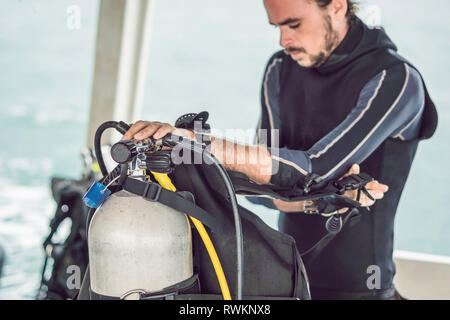 Diver bereitet seine Ausrüstung für das Tauchen im Meer Stockfoto