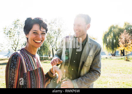 Paar jedes andere sticheleien in Park, Strandbad, Mannheim, Deutschland Stockfoto