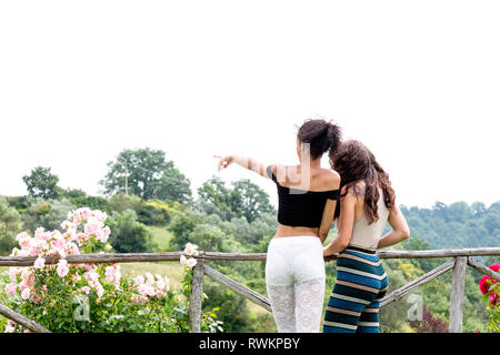 Frauen entspannen im grünen Garten, Città della Pieve, Umbrien, Italien Stockfoto