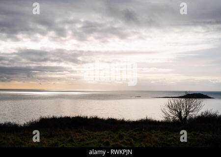 Blick von der Klippe zu Bodigga Looe Island, South East Cornwall Stockfoto