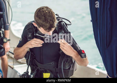 Diver bereitet seine Ausrüstung für das Tauchen im Meer Stockfoto