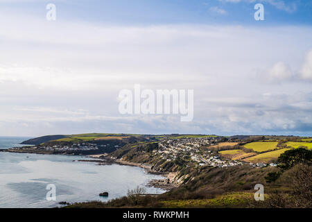 Blick von der Klippe zu Bodigga Looe und jenseits, South East Cornwall Stockfoto