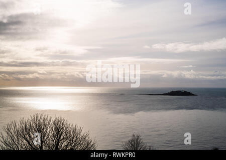 Blick von der Klippe zu Bodigga Looe Island, South East Cornwall Stockfoto