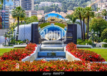 Glaskugel mit Palmen in der Nähe von Sun Casino in La Condamine, Monte-Carlo, Monaco, Cote d'Azur, Côte d'Azur. Stockfoto