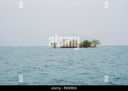 Eine kleine schöne Insel im Meer, Vietnam Stockfoto