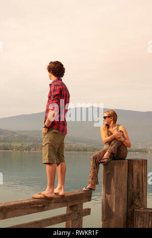 Junges Paar mit Blick vom Pier, dem See von Annecy, Annecy, Rhône-Alpes, Frankreich Stockfoto