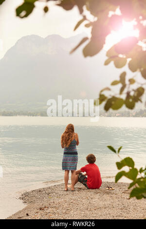 Junges Paar mit Blick auf den See von Annecy, Annecy, Rhône-Alpes, Frankreich Stockfoto