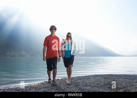 Mann und Frau entspannende von Lac d'Annecy, Annecy, Frankreich Stockfoto