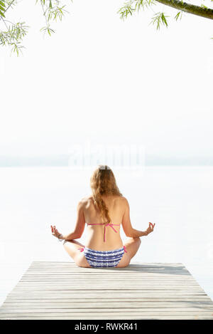 Frau Yoga tun von Lac d'Annecy, Annecy, Frankreich Stockfoto