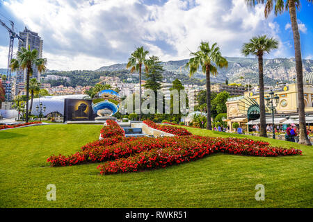 Glaskugel mit Palmen in der Nähe von Sun Casino in La Condamine, Monte-Carlo, Monaco, Cote d'Azur, Côte d'Azur. Stockfoto