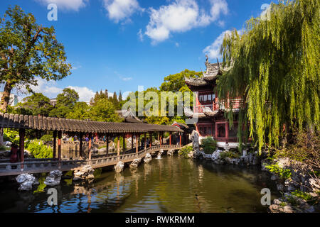 Pavillon des Hörens zu Brausen in den Yu Garten, Shanghai, China Stockfoto