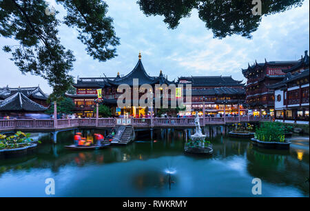 Teehaus Yu Garten in der Dämmerung, Shanghai, China Stockfoto