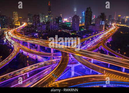 Neun Drachen Kreuzung bei Nacht, Hohe Betrachtungswinkel, Shanghai, China Stockfoto