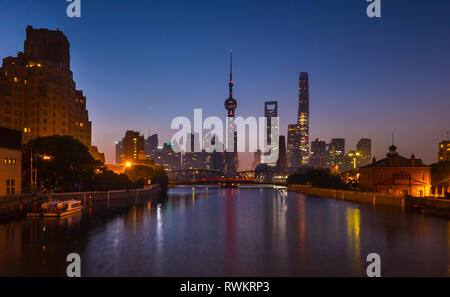 Waibaidu Brücke über den Fluss Huangpu und Pudong Skyline bei Nacht, Shanghai, China Stockfoto