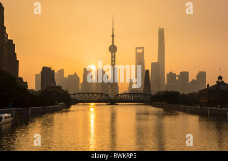 Golden Sunset über Waibaidu Bridge und die Skyline von Pudong, Shanghai, China Stockfoto