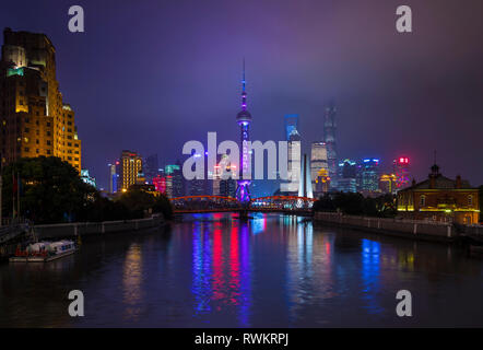 Skyline von Pudong und Waibaidu Brücke über den Fluss Huangpu, nachts, Shanghai, China Stockfoto