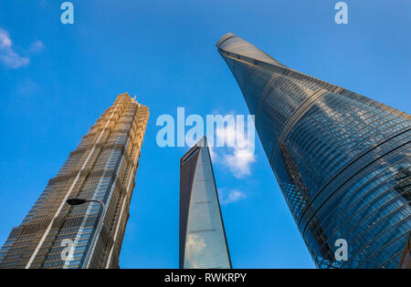 Jin Mao Tower, Shanghai Tower, Shanghai World Financial Center gegen den blauen Himmel, Low Angle View, Shanghai, China Stockfoto