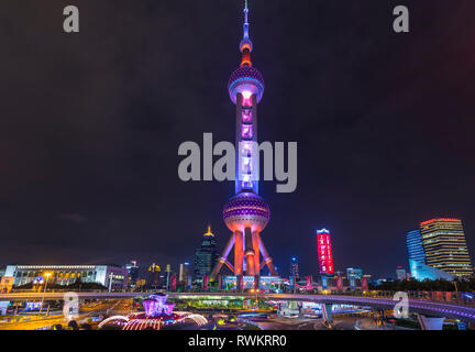 Oriental Pearl Tower in der Nacht, Shanghai, China Stockfoto